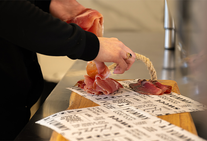 Vers biologisch vlees op de borrelplank bij Bistro t leven