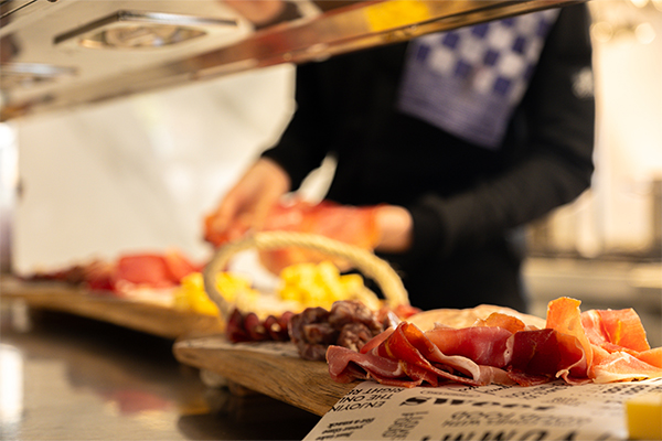 Borrelplank bereid in onze keuken